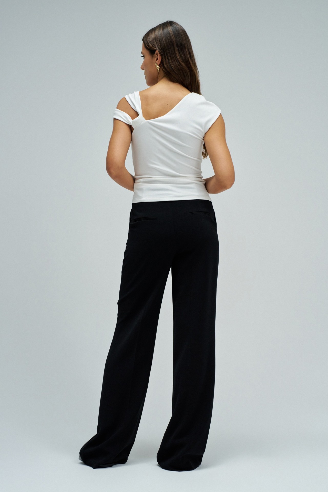 TOP AVEC D�COLLET� ASYM�TRIQUE