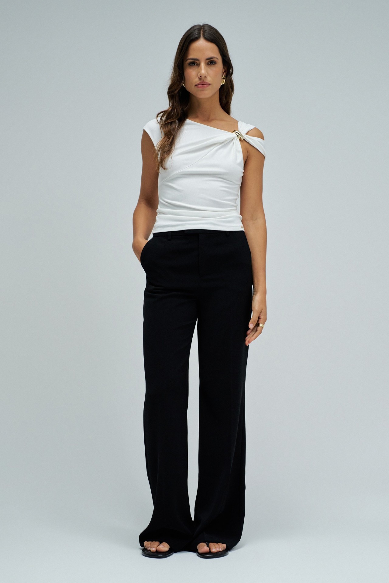 TOP AVEC D�COLLET� ASYM�TRIQUE