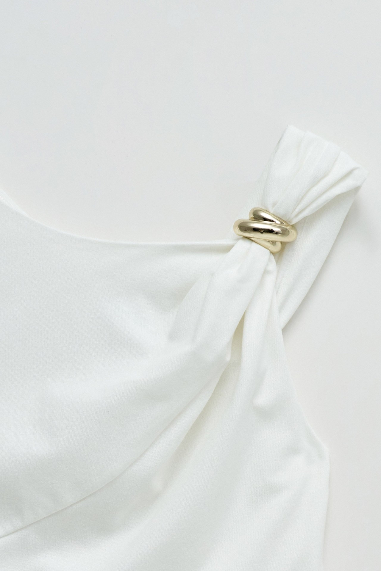 TOP AVEC D�COLLET� ASYM�TRIQUE