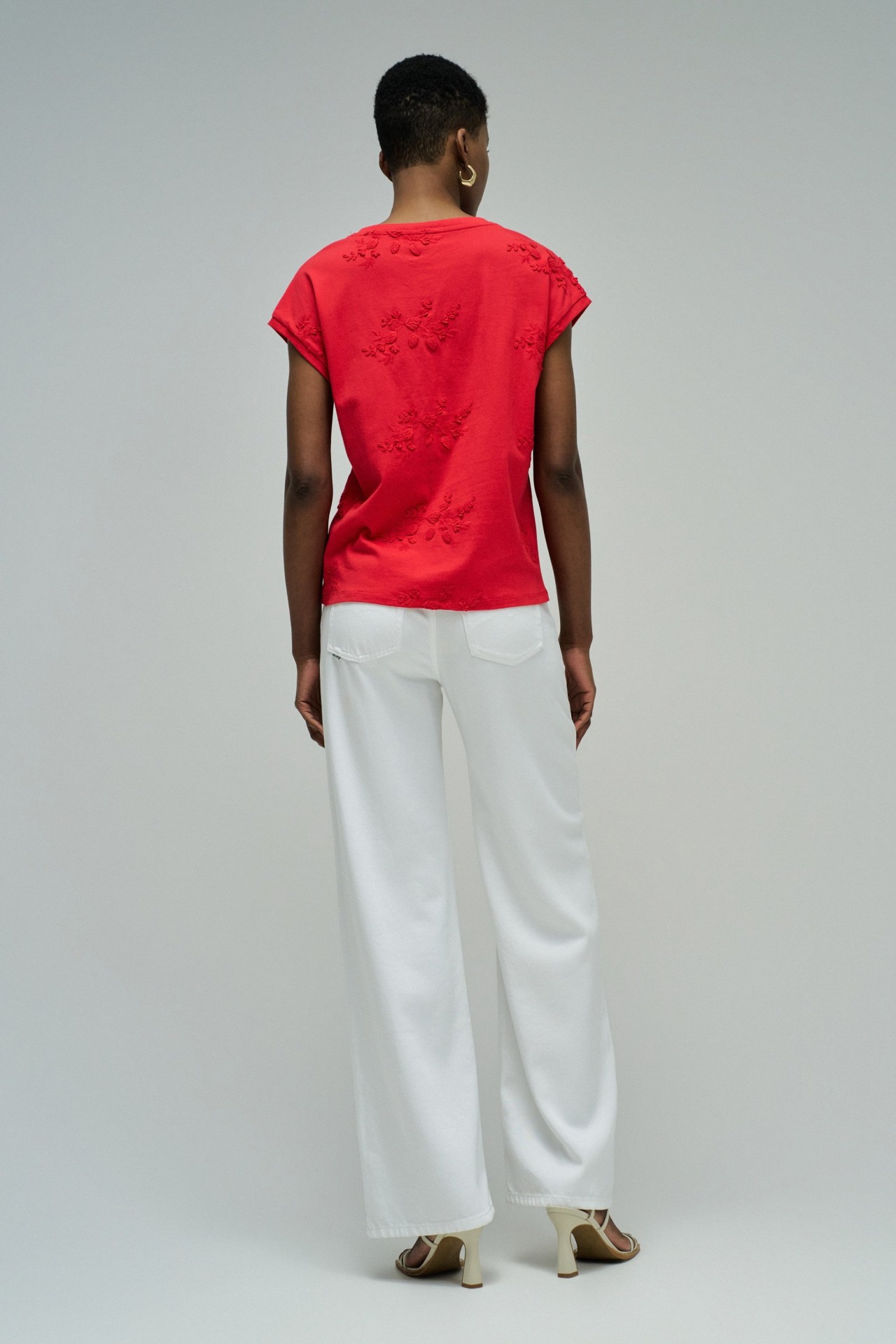T-SHIRT AVEC BRODERIES