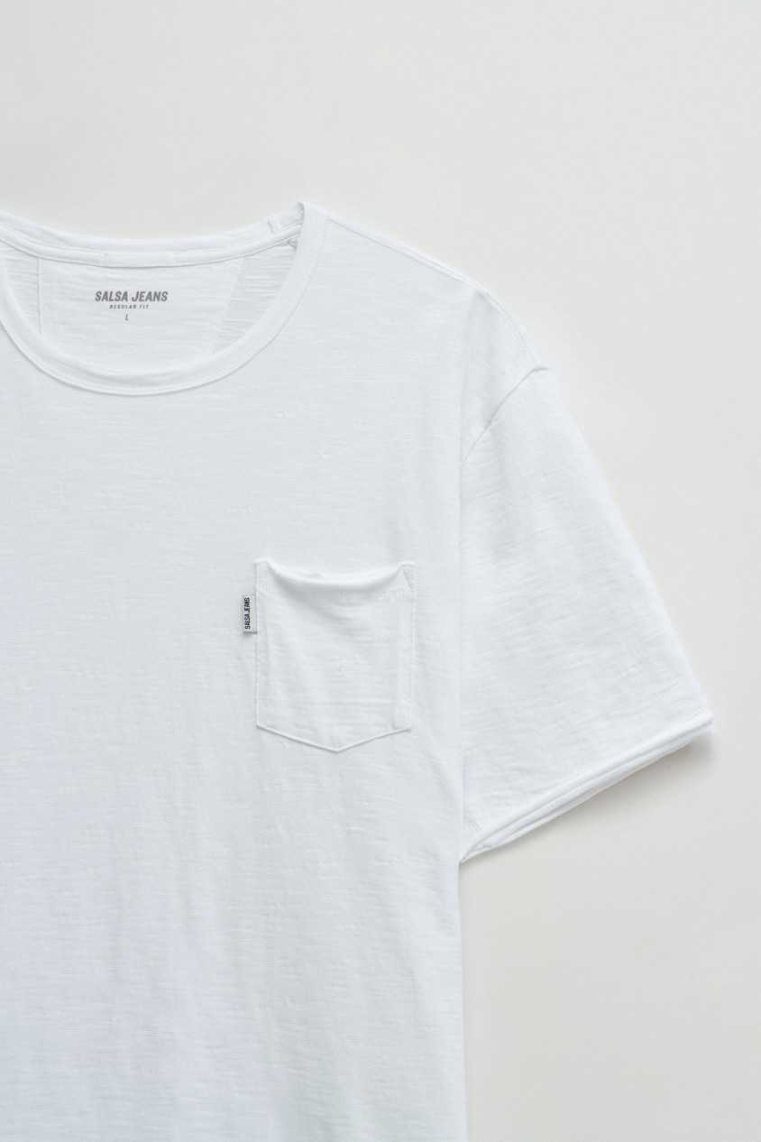 T-SHIRT MIT TASCHE