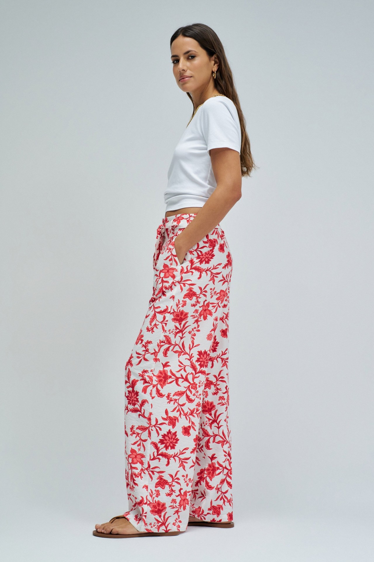 BROEK MET BLOEMENPATROON EN WIJDE PIJPEN