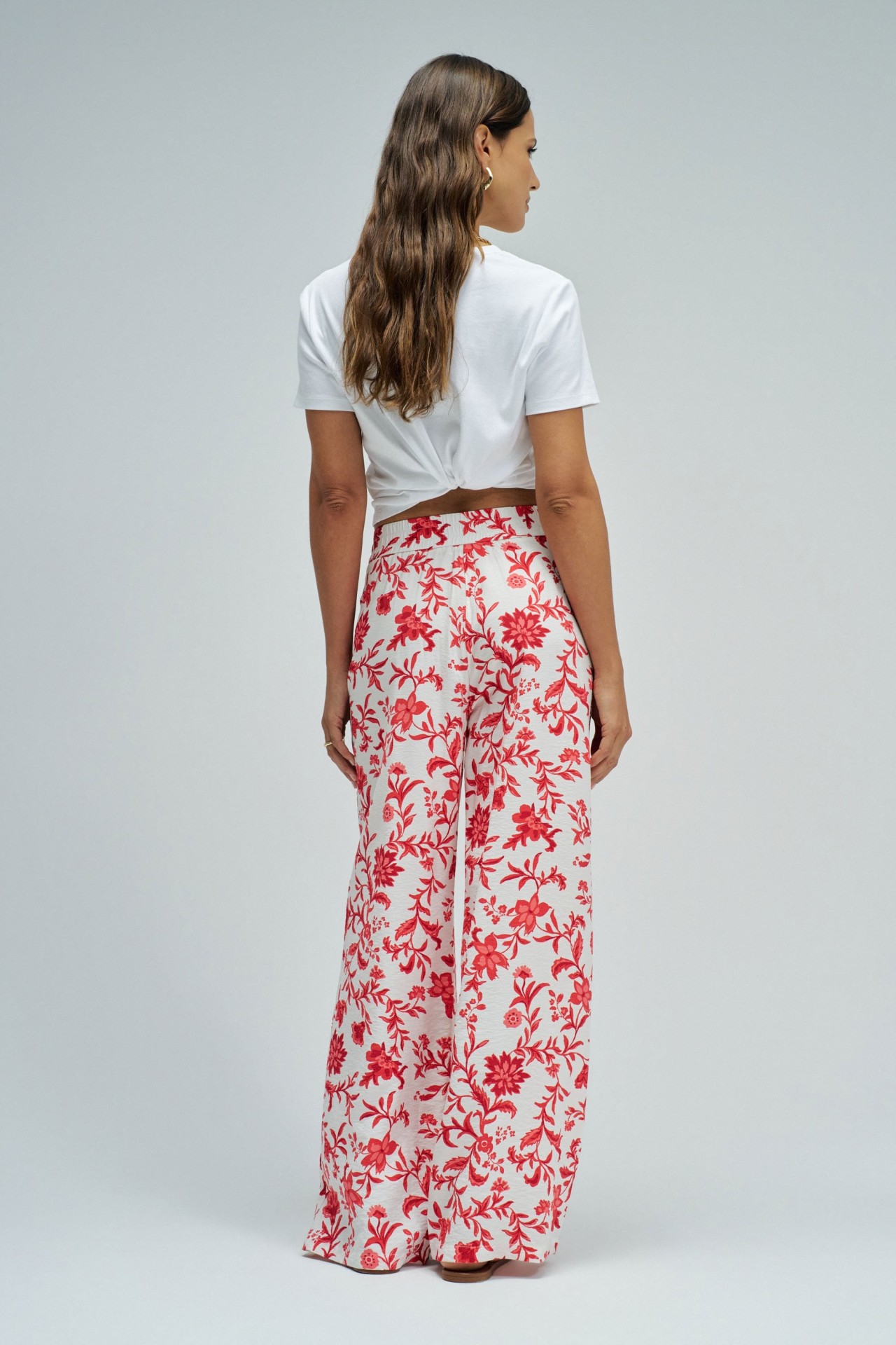 BROEK MET BLOEMENPATROON EN WIJDE PIJPEN