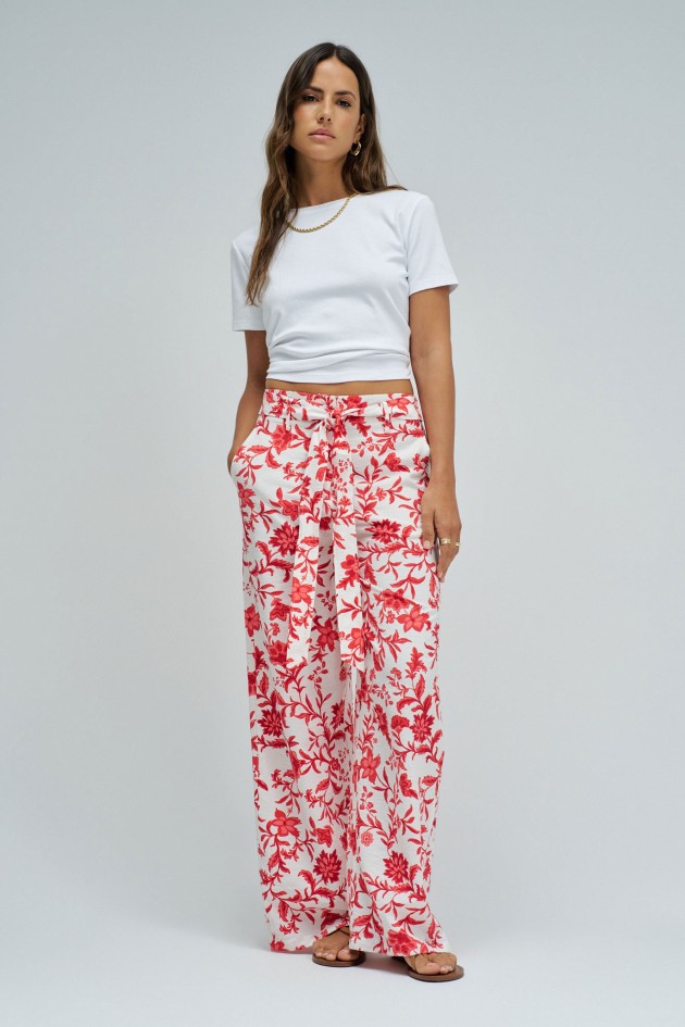 HOSE MIT BLUMENMUSTER UND WEITEM BEIN