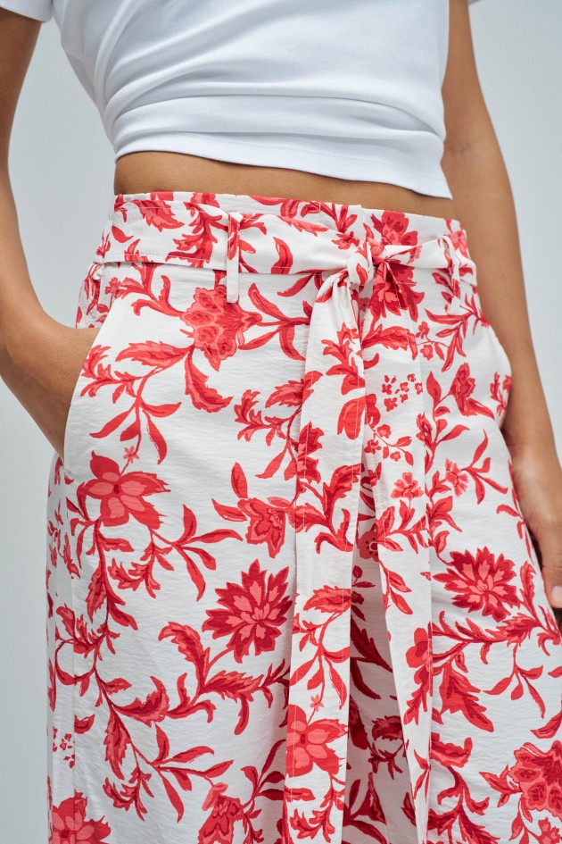 HOSE MIT BLUMENMUSTER UND WEITEM BEIN
