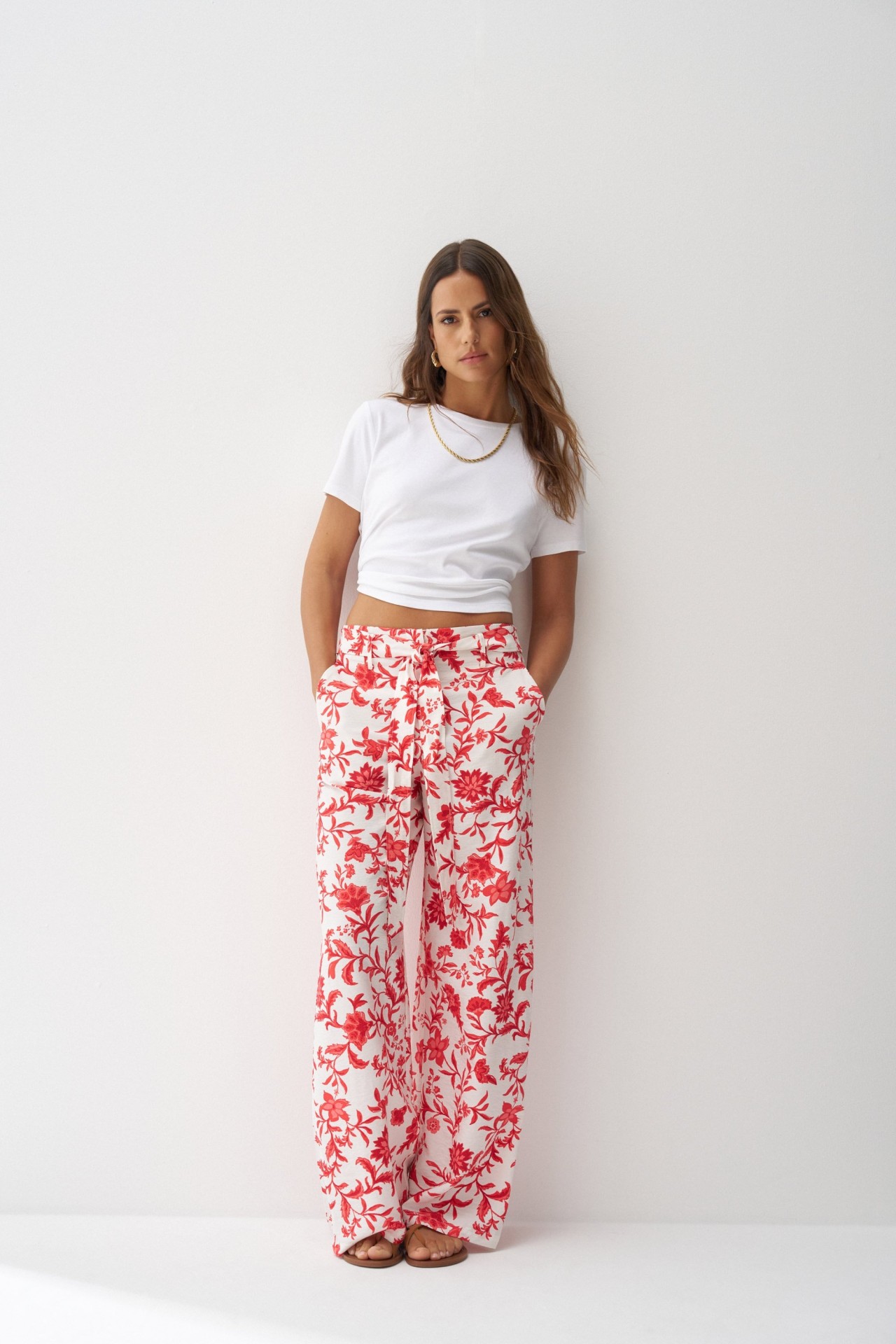 BROEK MET BLOEMENPATROON EN WIJDE PIJPEN