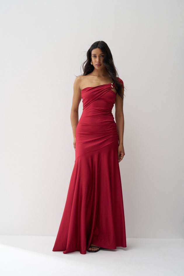 LANGES KLEID MIT GOLDENER APPLIKATION