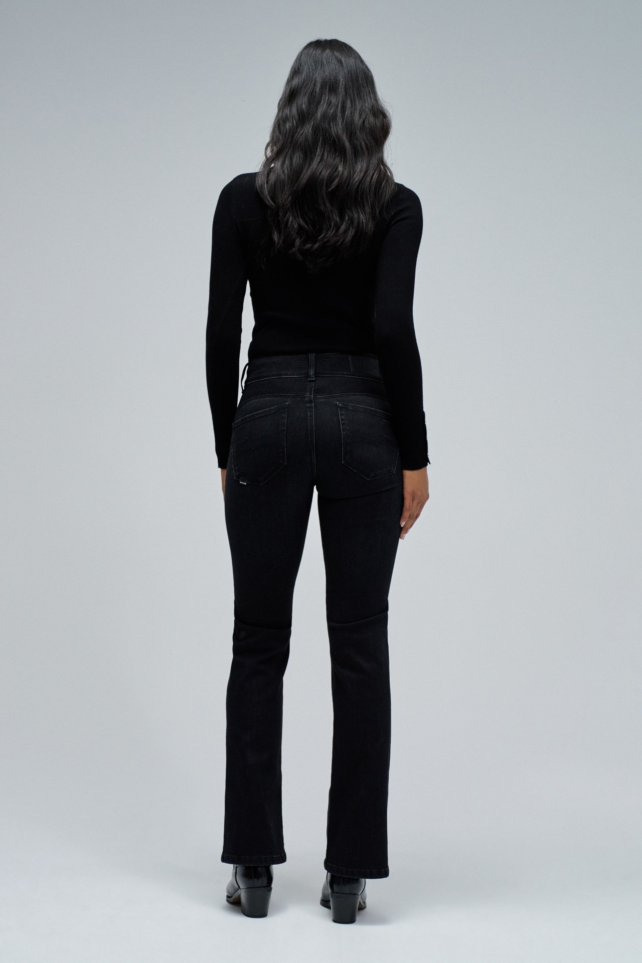 SECRET PUSH IN BOOTCUT JEANS