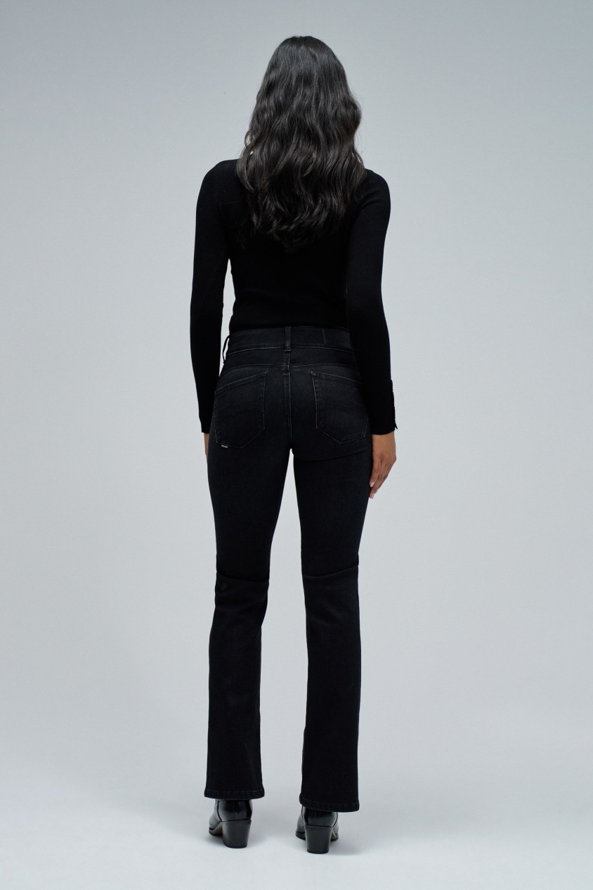SECRET PUSH IN BOOTCUT JEANS