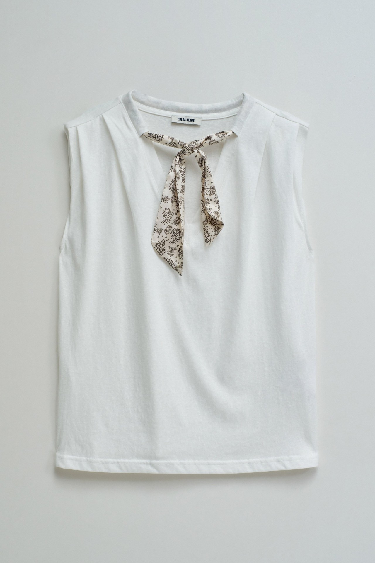 T-SHIRT CON PA�UELO