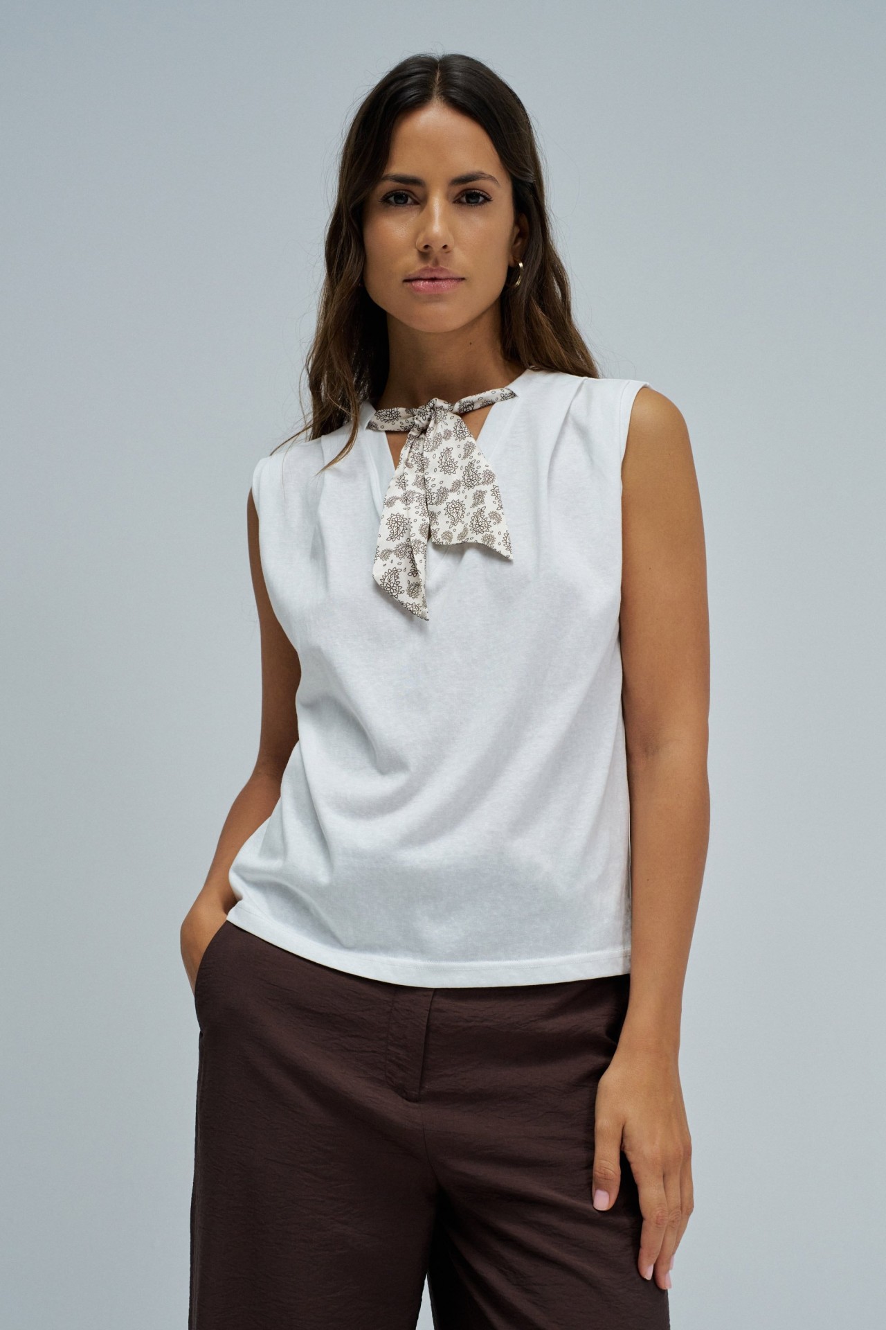 T-SHIRT CON PA�UELO