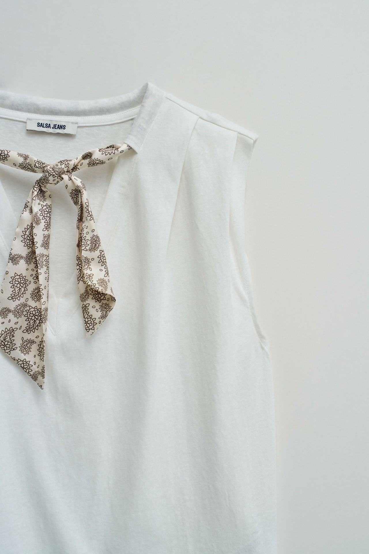 T-SHIRT CON PA�UELO