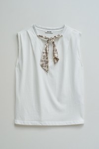 T-SHIRT CON PA�UELO