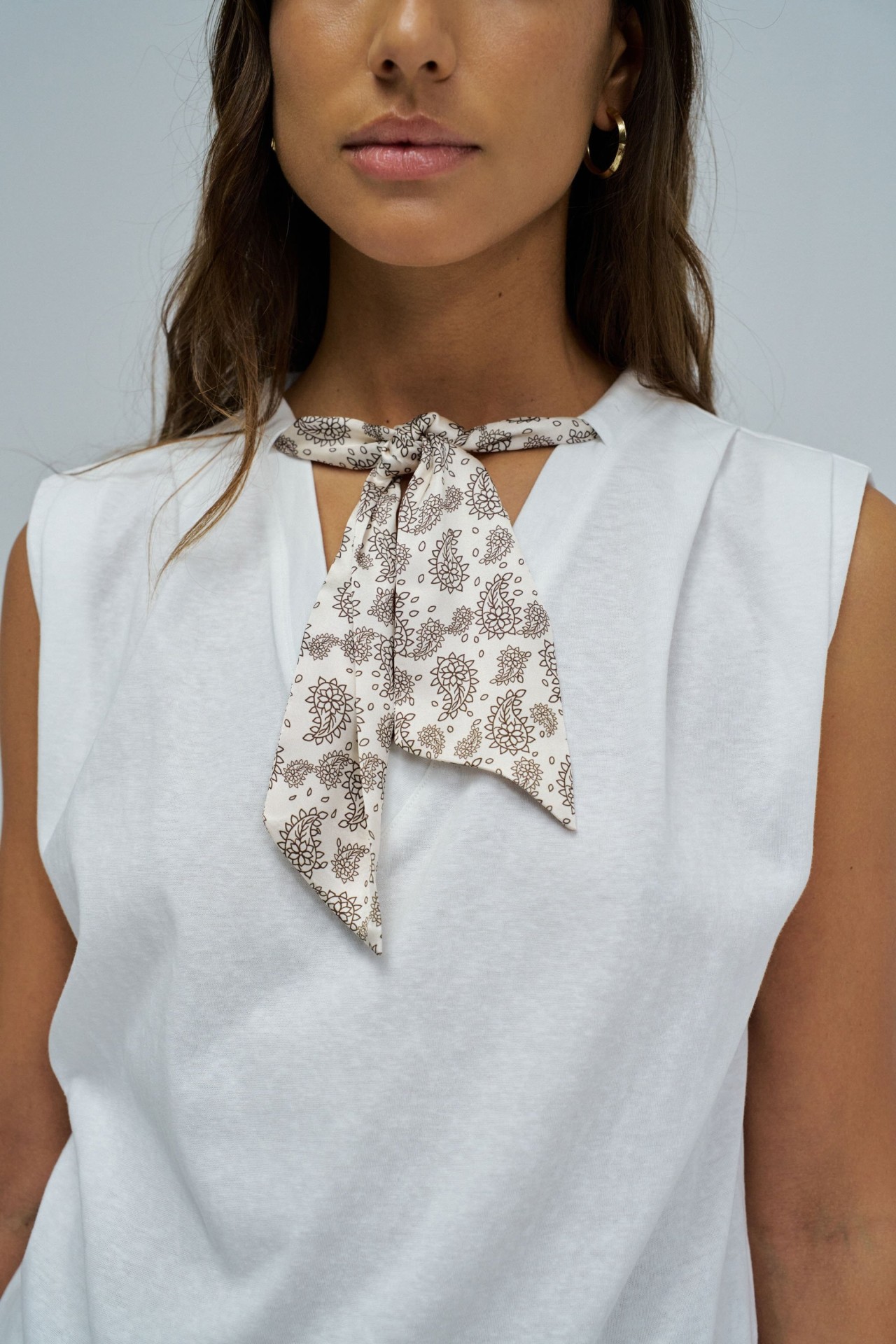 T-SHIRT CON PA�UELO