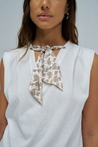 T-SHIRT CON PA�UELO