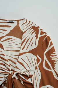 BLUSE MIT KNOTEN