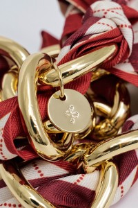 COLLIER COURT EN CHA�NE AVEC FOULARD
