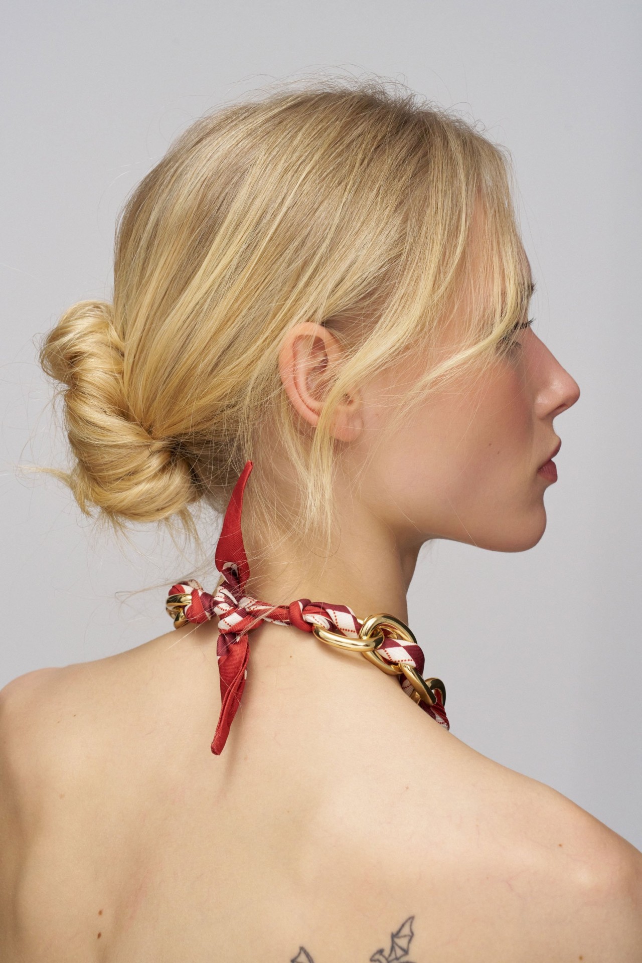 COLLIER COURT EN CHA�NE AVEC FOULARD