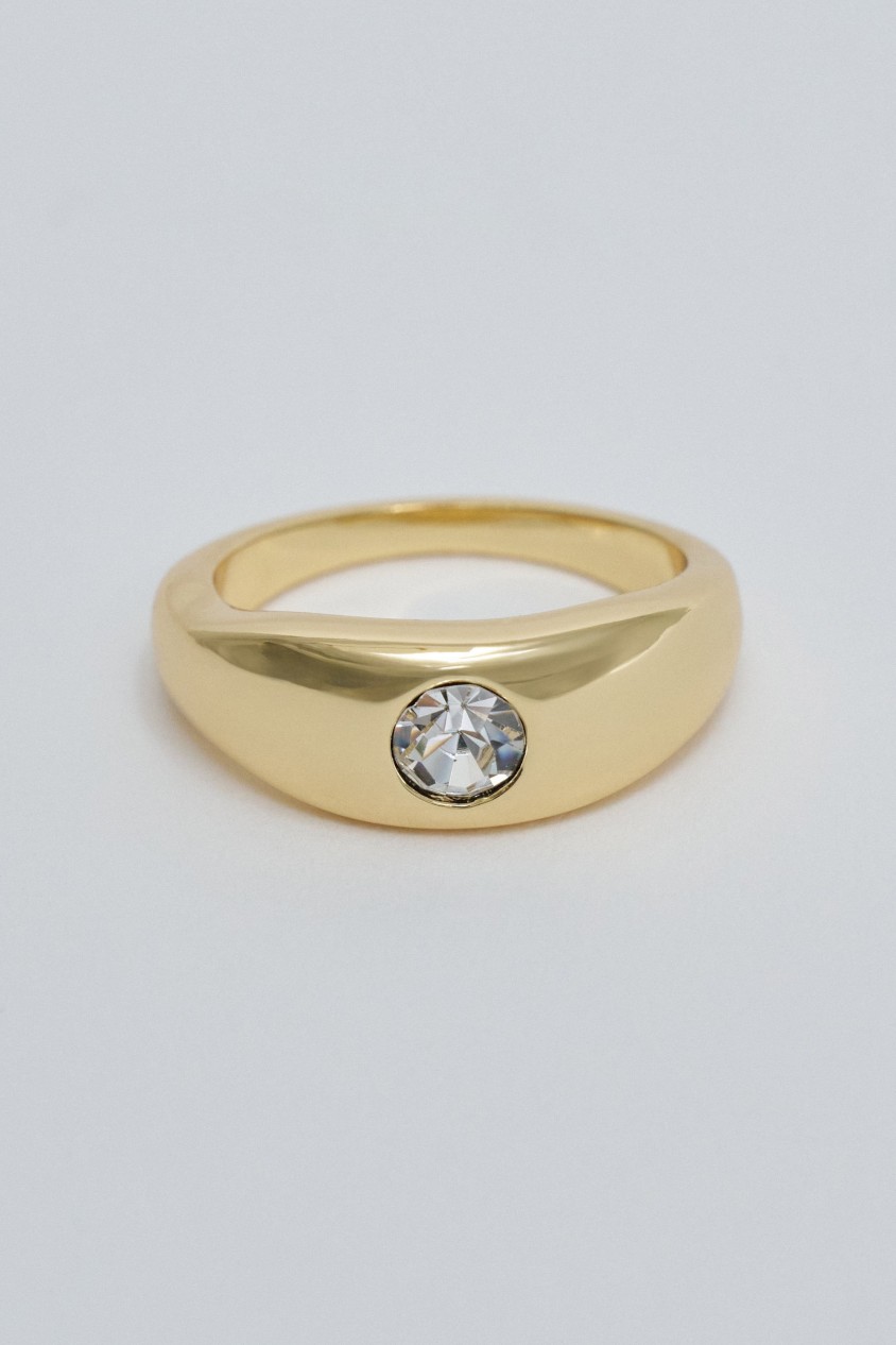 RING WITH BRIGHT STONE