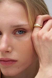 RING MET GLINSTEREN STEEN