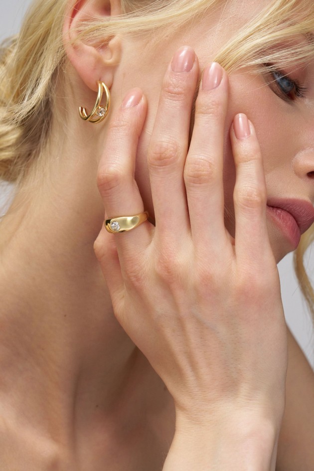 RING WITH BRIGHT STONE
