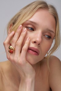 KRUIS EFFECT RING EN OVALE STEEN