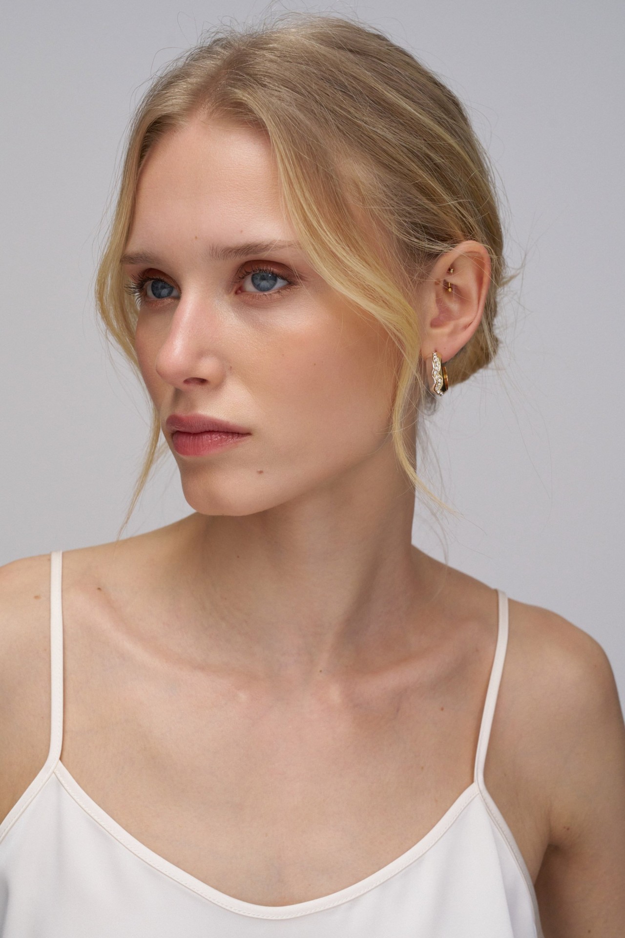 HOOP EARRINGS WITH SHINY STONES