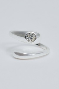 KRUIS EFFECT RING EN STRALENDE STEEN