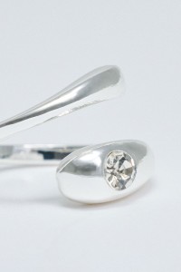 RING WITH CROSS EFFECT AND SHINY STONE