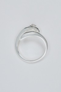 RING WITH CROSS EFFECT AND SHINY STONE
