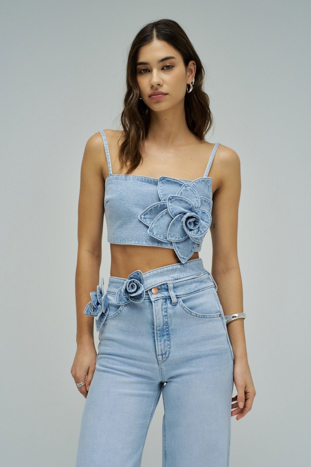 TOP IN DENIM MET FLORELE APPLIQUE