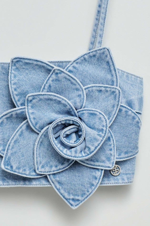 TOP IN DENIM MET FLORELE APPLIQUE