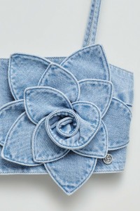 TOP IN DENIM MET FLORELE APPLIQUE
