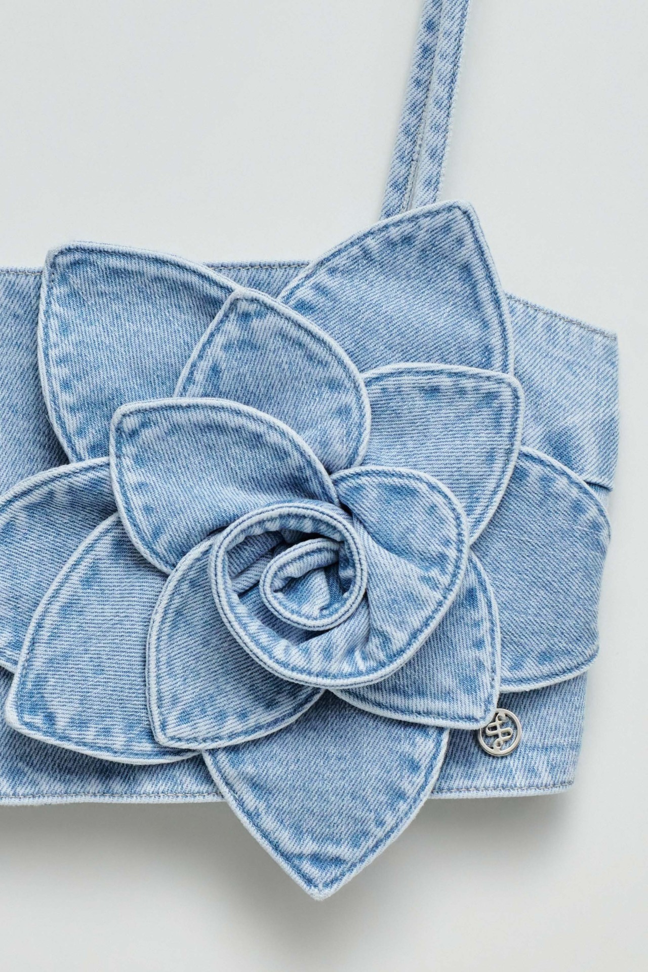 TOP IN DENIM MET FLORELE APPLIQUE