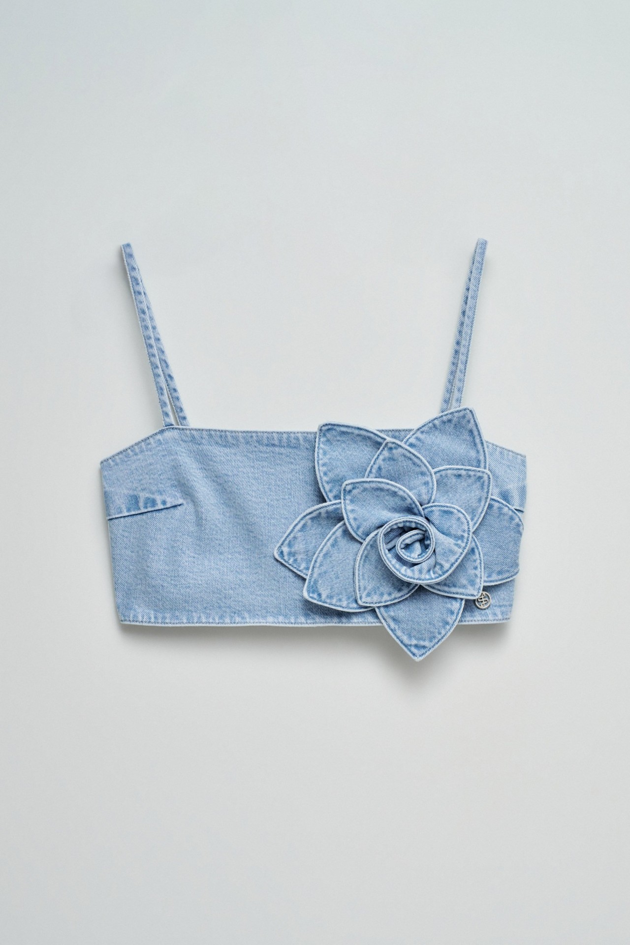 TOP IN DENIM MET FLORELE APPLIQUE