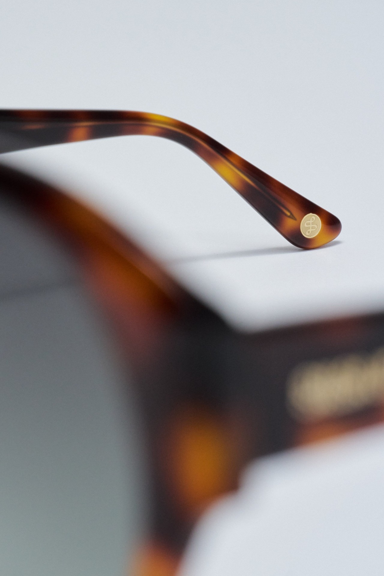 SLEEK SUNGLASSES