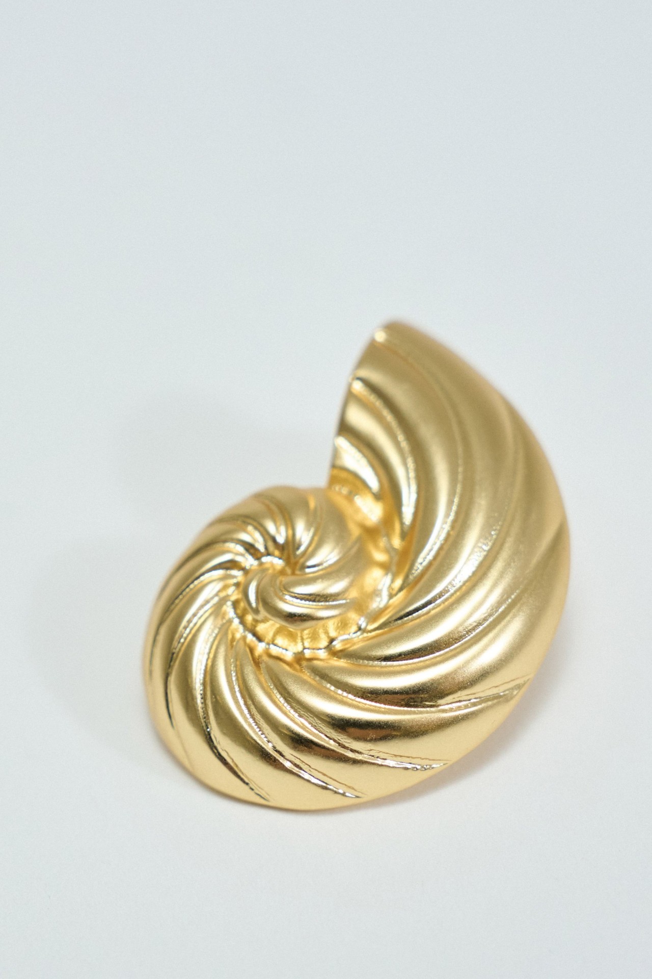 SHELL-SHAPED EARRINGS