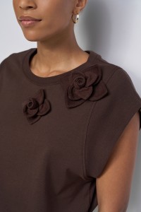 T-SHIRT MIT BLUMENAPPLIKATION