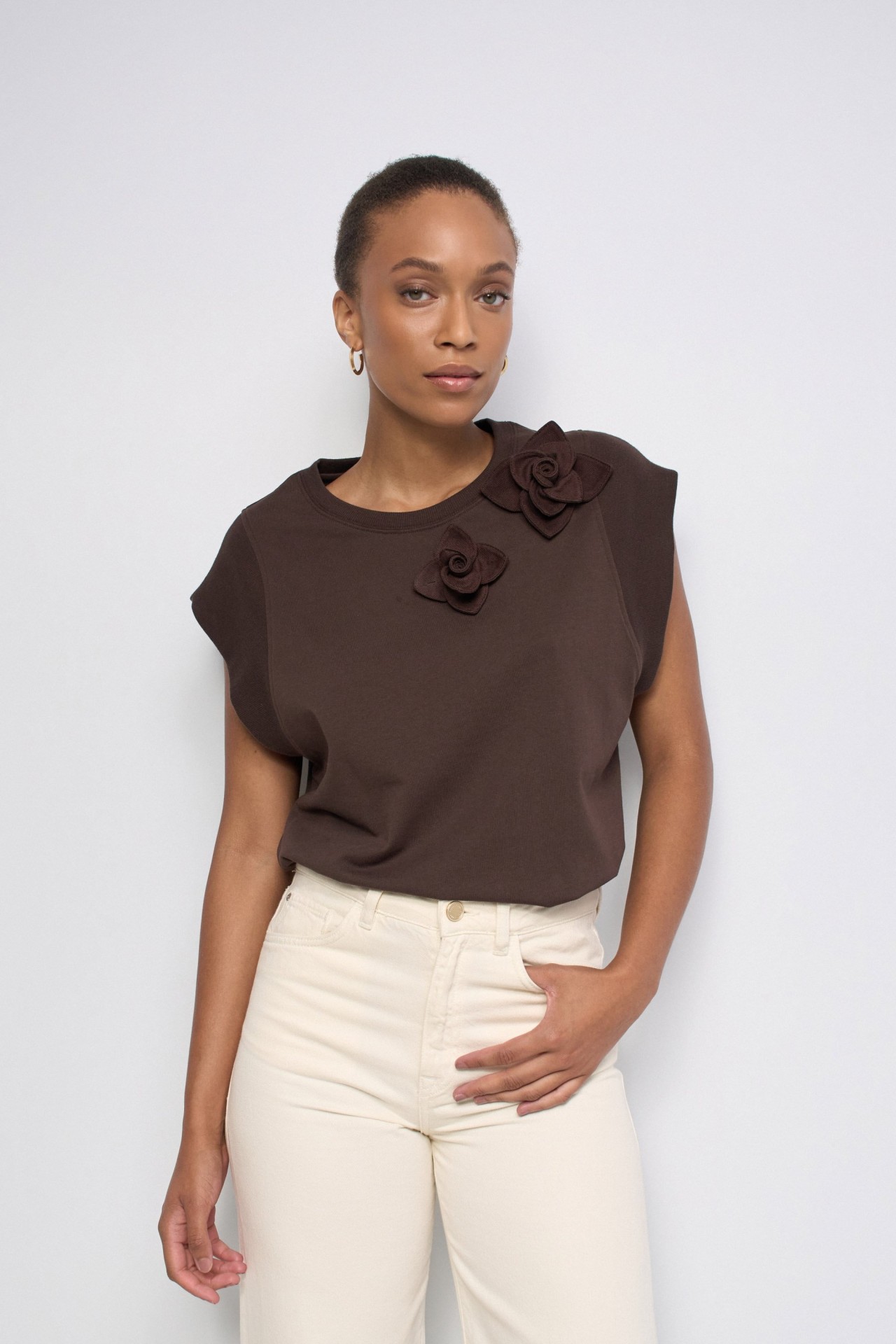 T-SHIRT MIT BLUMENAPPLIKATION