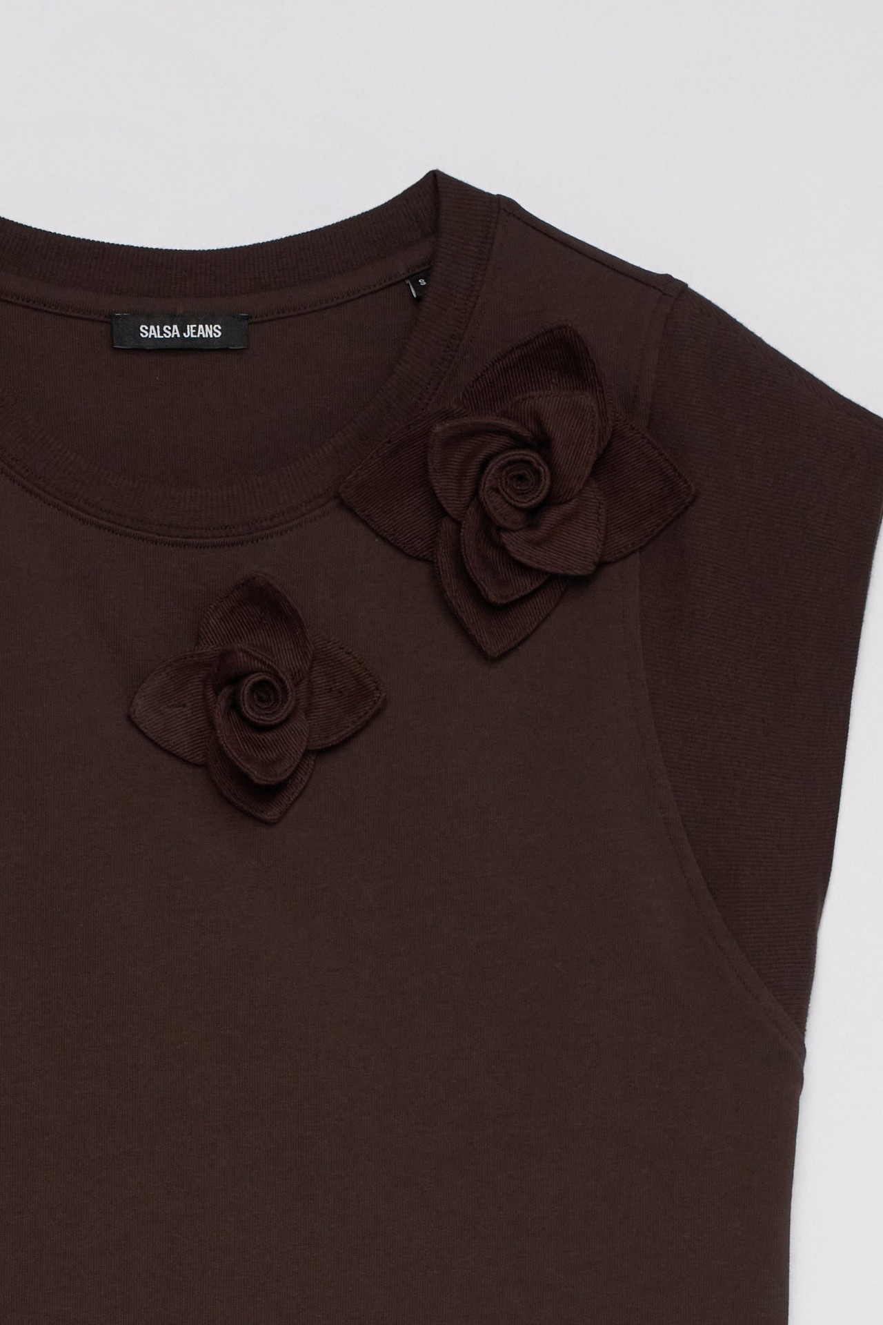 T-SHIRT MIT BLUMENAPPLIKATION