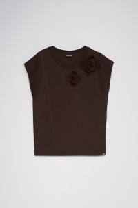 T-SHIRT MIT BLUMENAPPLIKATION