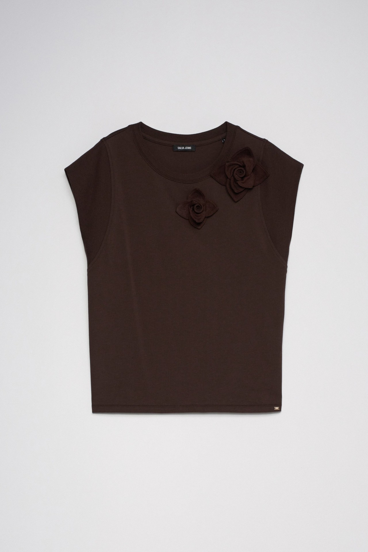 T-SHIRT MIT BLUMENAPPLIKATION