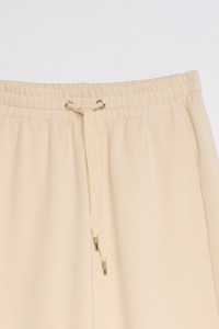 JOGGER MIT WEITEM BEIN