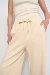 JOGGER MIT WEITEM BEIN