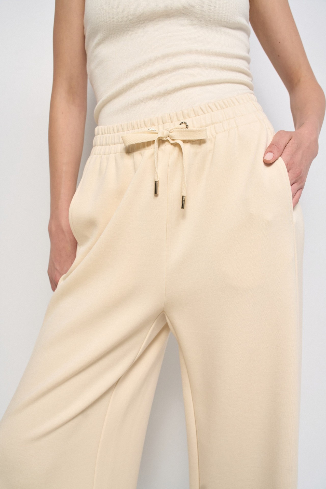 JOGGER MIT WEITEM BEIN