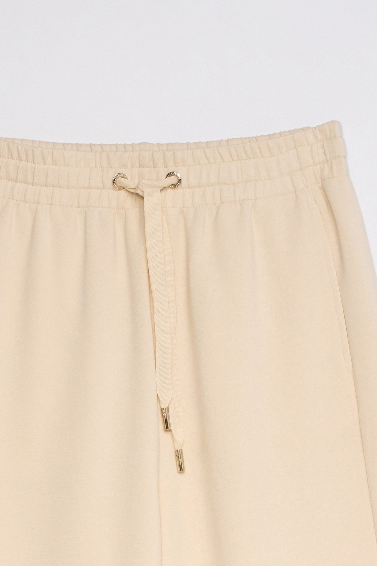 JOGGER MIT WEITEM BEIN