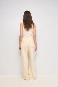 JOGGER MIT WEITEM BEIN