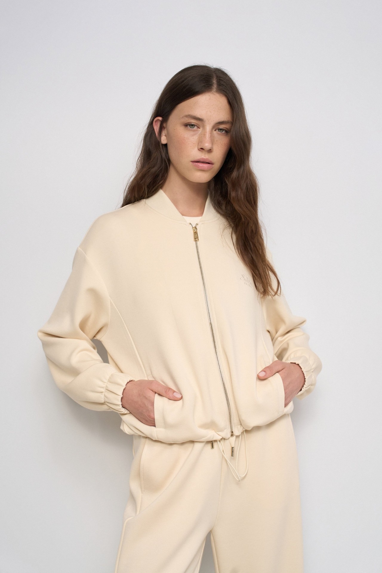 CHAQUETA DE PUNTO CON EFECTO ABULLONADO