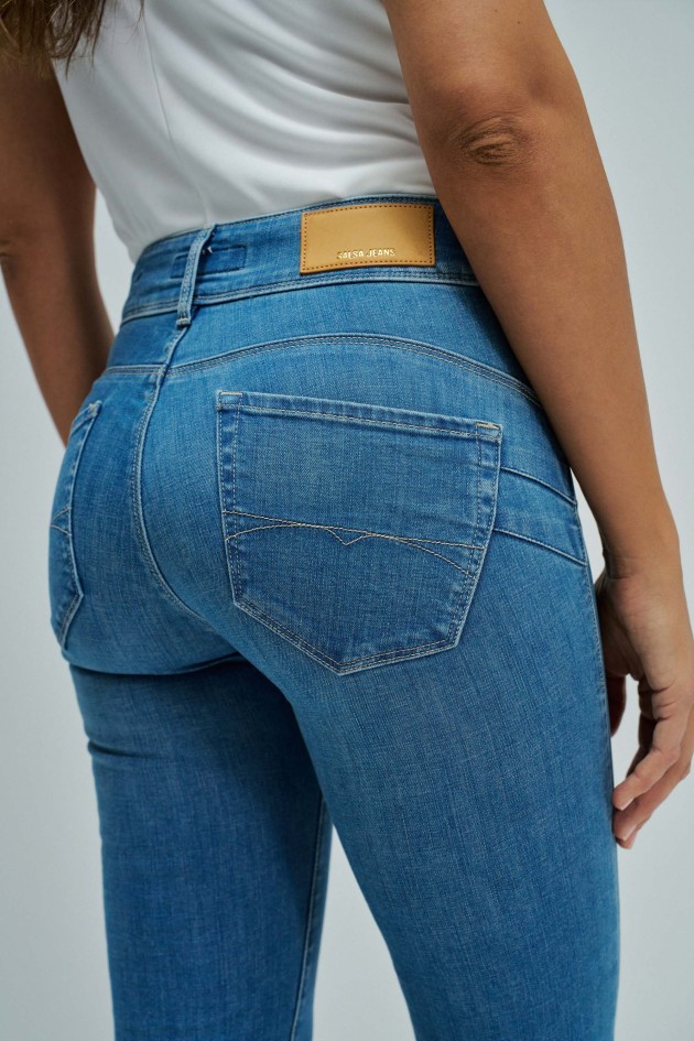 SECRET PUSH IN SLIM JEANS