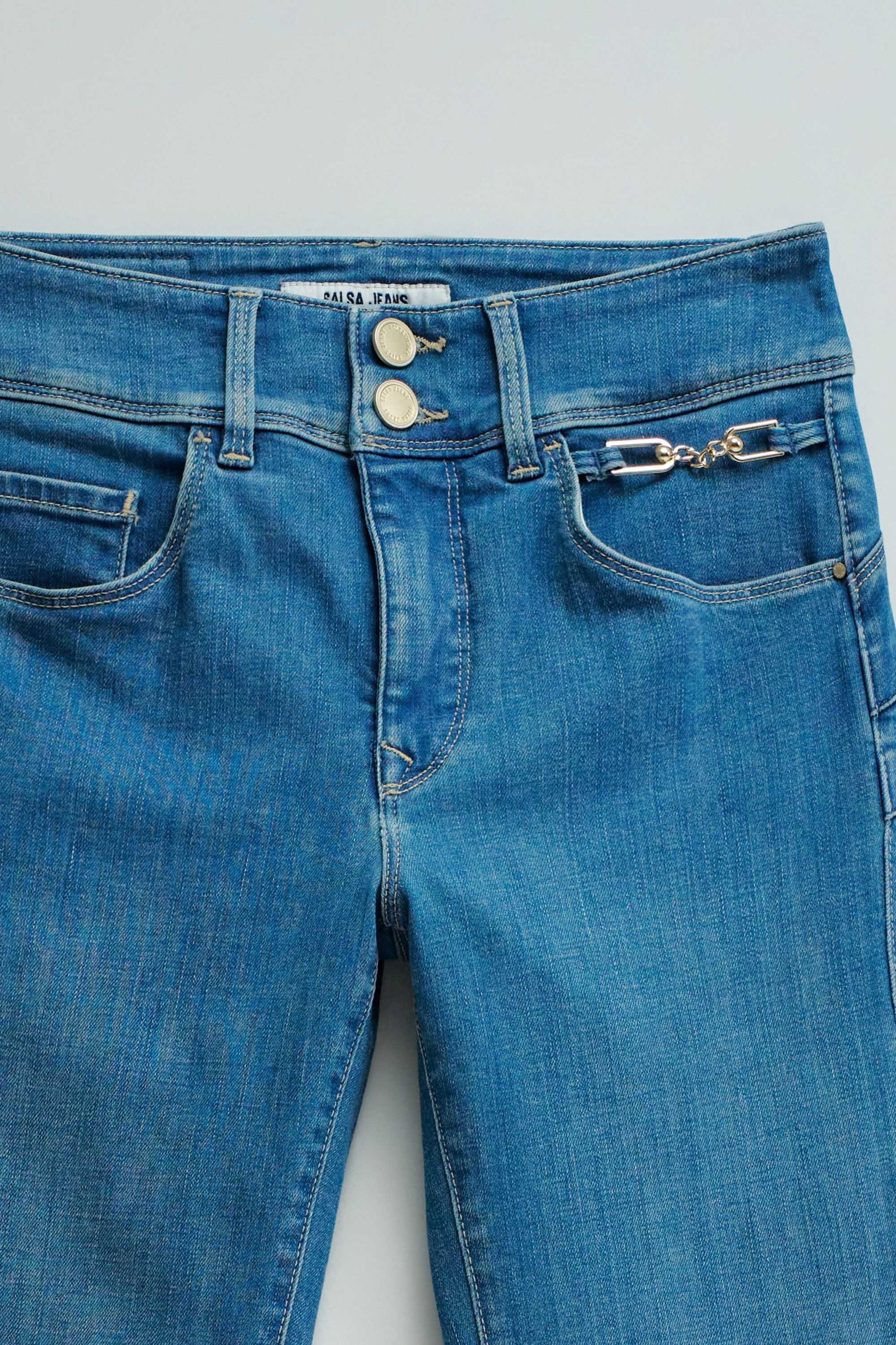 SECRET PUSH IN SLIM JEANS